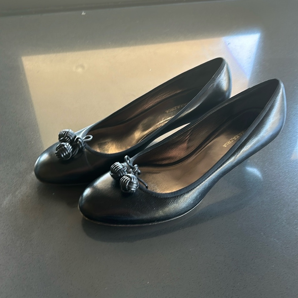 BCBGMaxAzria kitten heel - like new condition